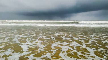 Sahilde dalgalar kopuyor