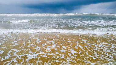 Denizdeki dalgaların inanılmaz manzarası