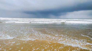 Goa 'da, Hindistan' da denizdeki güzel dalgalar