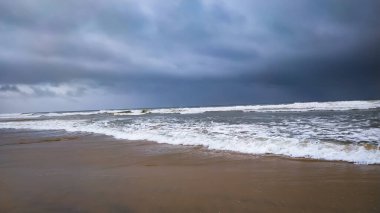 Yazın kumsalda güzel dalgalar