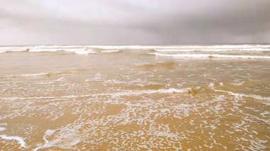 Yazın denizde dalgalar