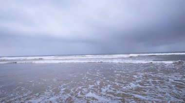 Denizde bulutlu arka planda güzel dalgalar