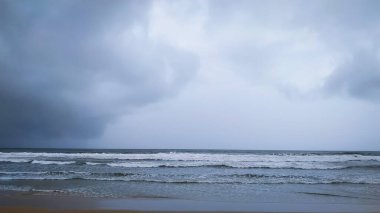 Denizin üzerinde fırtına bulutları