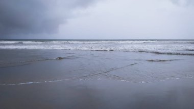 Denizde bulutlu arka planda dalgalar