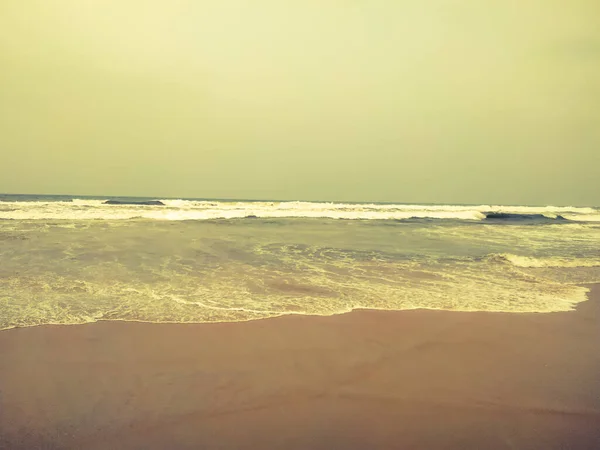 優しい柔らかい波と砂浜のテクスチャの背景 海の泡を閉じます 夏の旅行のためのエキゾチックな場所 平和な雰囲気の概念 — ストック写真