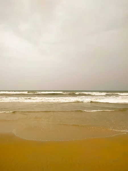 Κύματα Στην Παραλία Πρωί — Φωτογραφία Αρχείου