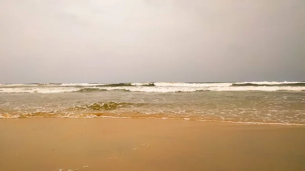 Красивий Крупним Планом Знімок Морської Хвилі Котиться Піску — стокове фото