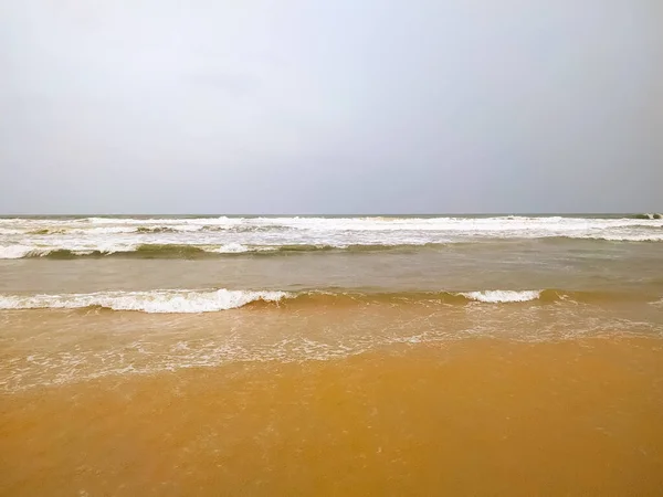 砂浜のビーチで海の柔らかい波 — ストック写真