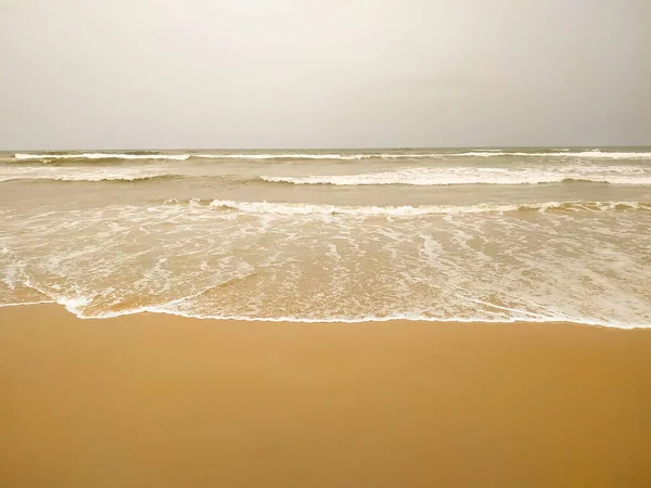 ビーチに海の波 砂浜のビーチに美しい海の波 — ストック写真