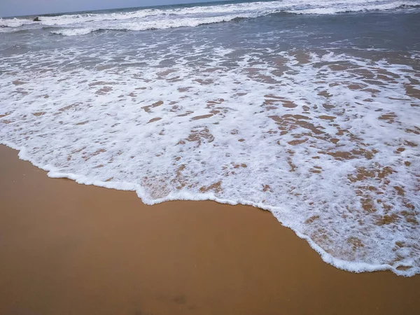 Een Prachtig Uitzicht Golven Het Strand — Stockfoto