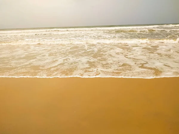 Красивый Песчаный Пляж Мягкая Белая Волна Океана — стоковое фото