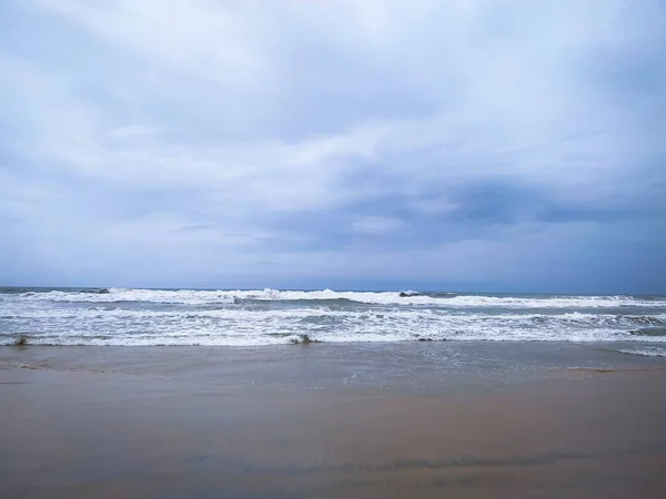 在多云的天空中 沙滩上轻柔的海浪 — 图库照片