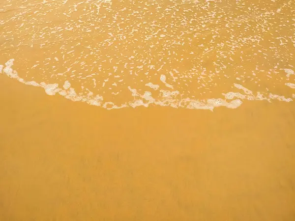 砂浜のビーチの背景に海の波 — ストック写真