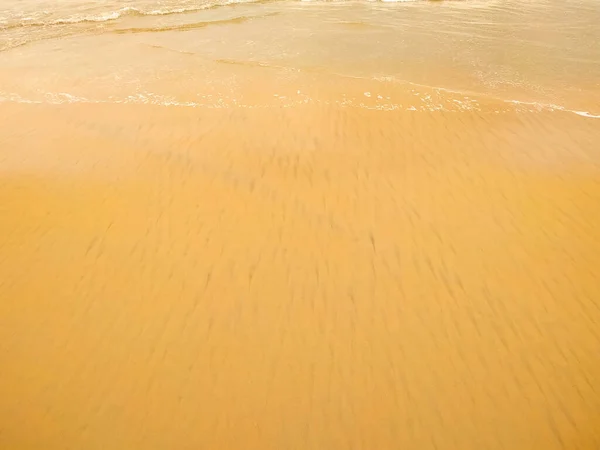 沙滩上的清澈波浪 — 图库照片