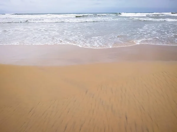 Καθαρό Κύμα Της Θάλασσας Στην Αμμώδη Παραλία Φόντο — Φωτογραφία Αρχείου