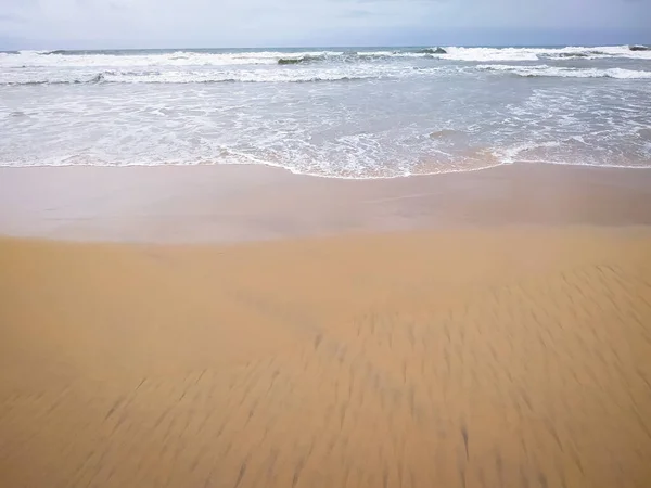 Όμορφη Παραλία Άμμο Και Κύματα — Φωτογραφία Αρχείου