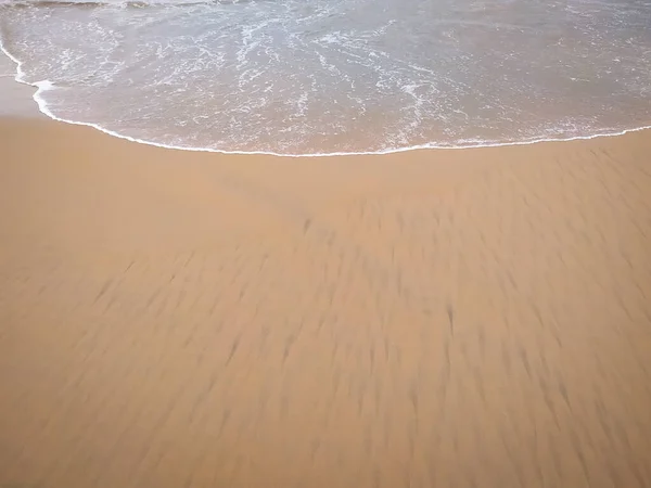 Onda Chiara Del Mare Sullo Sfondo Della Spiaggia Sabbiosa — Foto Stock