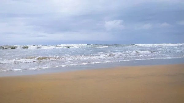 Douce Vague Océan Blanc Sur Plage Sable Avec Ciel Nuageux — Photo