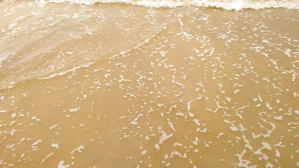 Волна Песчаном Фоне Пляжа — стоковое фото