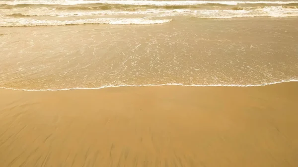 Textura Pozadí Písečné Pláže Jemnými Měkkými Vlnami Blízko Pěnového Moře — Stock fotografie