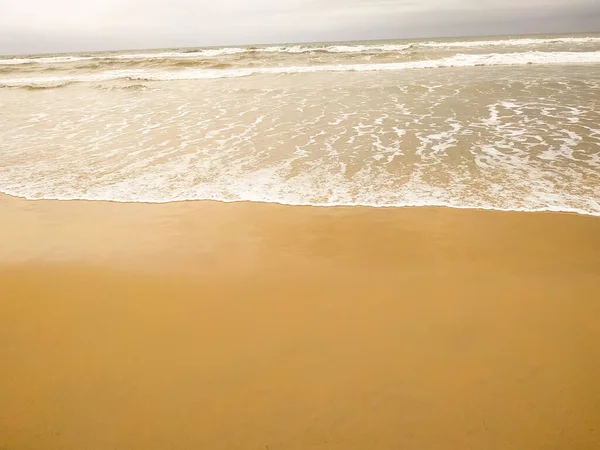 Sommerstrandkonzept Weiche Weiße Meereswelle Leeren Sandstrand Hintergrund Mit Kopierraum — Stockfoto