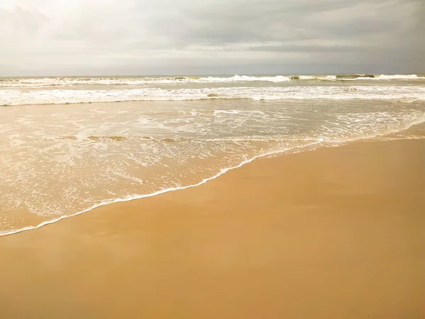 Όμορφα Λευκά Κύματα Στην Παραλία Της Άμμου — Φωτογραφία Αρχείου