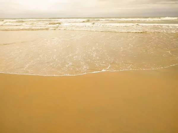 Schöner Sandstrand Mit Wellen — Stockfoto