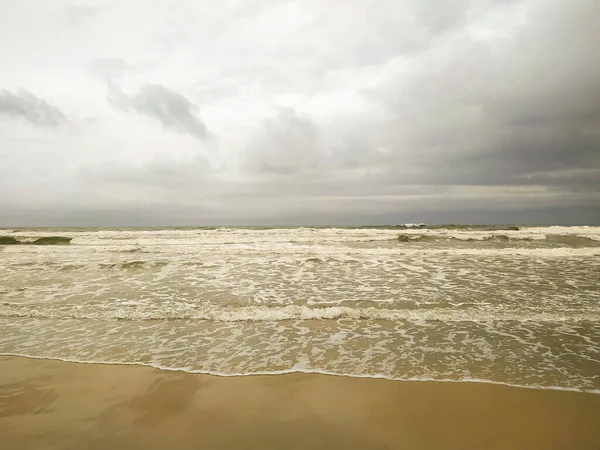 Όμορφα Κύματα Στην Παραλία Συννεφιασμένο Ουρανό — Φωτογραφία Αρχείου