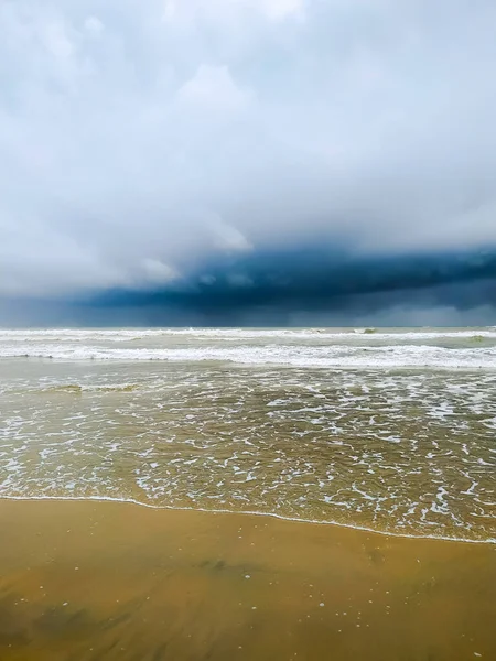 Prachtig Tropisch Strand Golf Bewolkte Lucht Achtergrond — Stockfoto