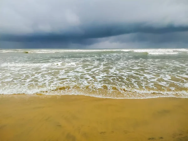 Κύμα Της Θάλασσας Στην Παραλία Της Άμμου Στην Ινδία — Φωτογραφία Αρχείου