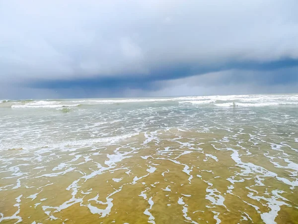 美丽的白浪飘扬在沙滩上 天空阴沉沉的印度 — 图库照片
