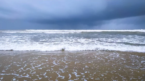 Beautiful White Waves Breaking Sea Cloudy Sky Background — ストック写真