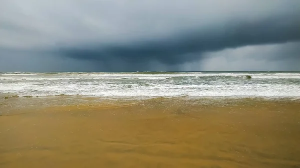 Шторм Песчаном Пляже Облачным Небом — стоковое фото