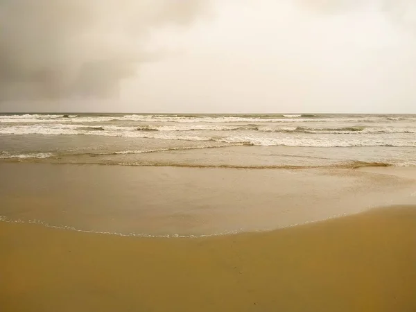 Όμορφα Κύματα Στην Παραλία Στην Γκόα Ινδία — Φωτογραφία Αρχείου