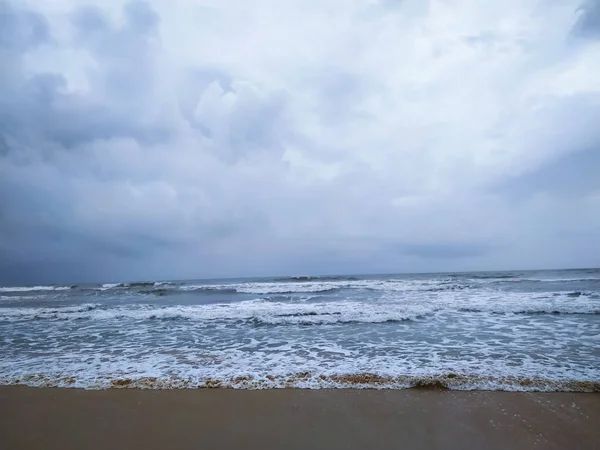 Deniz Dalgaları Bulutlu Arka Planda Sahile Vurur — Stok fotoğraf