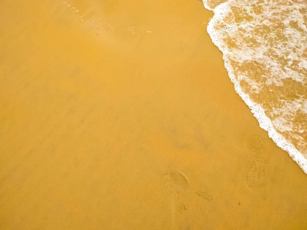 Bílá Vlna Prázdné Lite Žlutý Písek Pláž Letní Nebo Tropické — Stock fotografie
