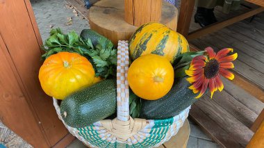 Kabak, kabak, kabak ve ayçiçeği dolu dokuma sepeti