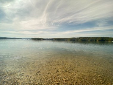 Podkarpackie Voyvoda 'sında Bieszczady Dağları' nın görünen dağları ile Solinskie Gölü