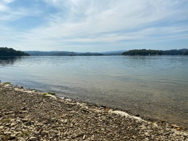 Podkarpackie Voyvoda 'sında Bieszczady Dağları' nın görünen dağları ile Solinskie Gölü