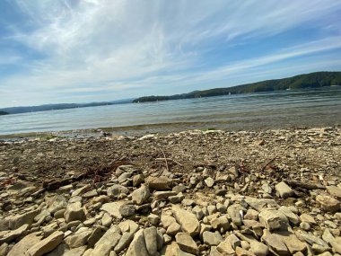 Podkarpackie Voyvoda 'sında Bieszczady Dağları' nın görünen dağları ile Solinskie Gölü
