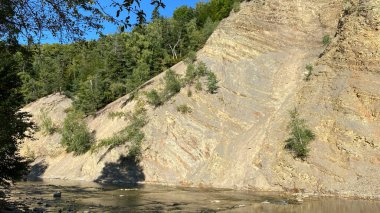 Wislok 'un görülebilir kayası Rudawka Rymanowska yakınlarında Olza duvarı olarak adlandırılıyor.