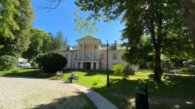 Iwonicz Zdroj Podkarpackie Voyvoda Polonya 6 Eylül 2021. Spa tarihi tuğla binasının merkezinde eski bir saray var.