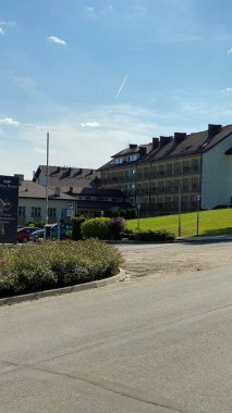 Polanczyk Podkarpackie Voyvodeship Polonya 07 Eylül 2021. Liman sanatoryumunun yanındaki ormandaki restoran ve dükkanlar