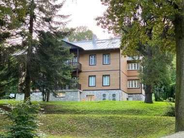 Rymanow - Zdroj Subcarpathian Voyvodeship Polonya, 03. 2021. Yıl. Spa parkında ahşaptan yapılmış sanatoryum.