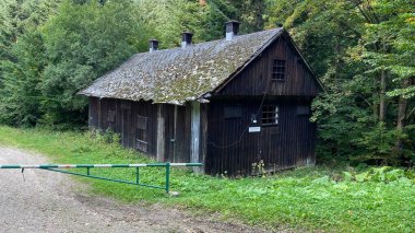 Rymanow - Zdroj Subcarpathian Voyvodeship Poland, 13. Eyüp 2021. Yürüme yolu üzerindeki ahşap tarihi binalar.