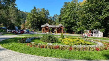 Rymanow - Zdroj Subcarpathian Voyvodeship Polonya, 15.2021. Çekoslovakya 'daki parkta bir amfiteatr ve ahşaptan yapılmış ağaçlar var.