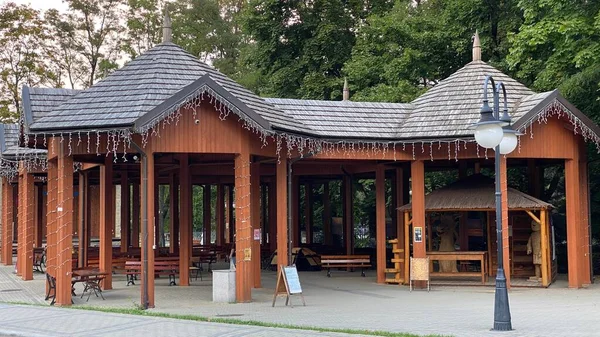 Rymanow Zdroj Subcarpathian Voivodesship Poland September 2021年9月 チュルニー ポトクの公園には円形劇場と木製のアーバーがあります — ストック写真