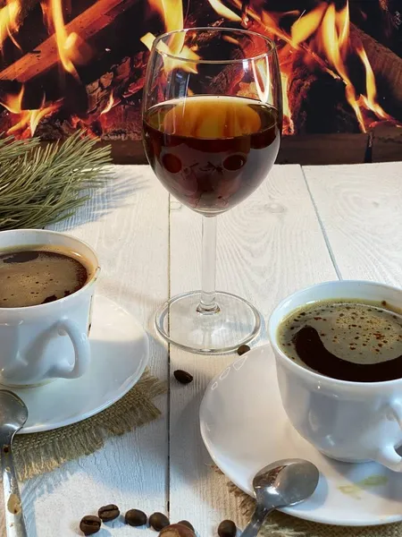 Tavolo Legno Bianco Bicchiere Vino Rosso Accanto Una Tazza Bianca — Foto Stock