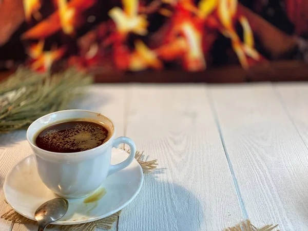Auf Einem Weißen Holztisch Stehen Weiße Tassen Mit Kaffee Der — Stockfoto