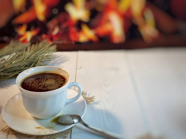 Auf Einem Weißen Holztisch Stehen Weiße Tassen Mit Kaffee Der — Stockfoto